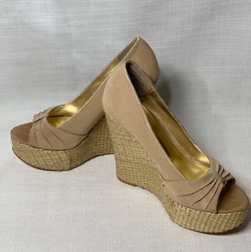Aldo Open Toe Gold & Bamboo Bottom Wedge Size 7.5